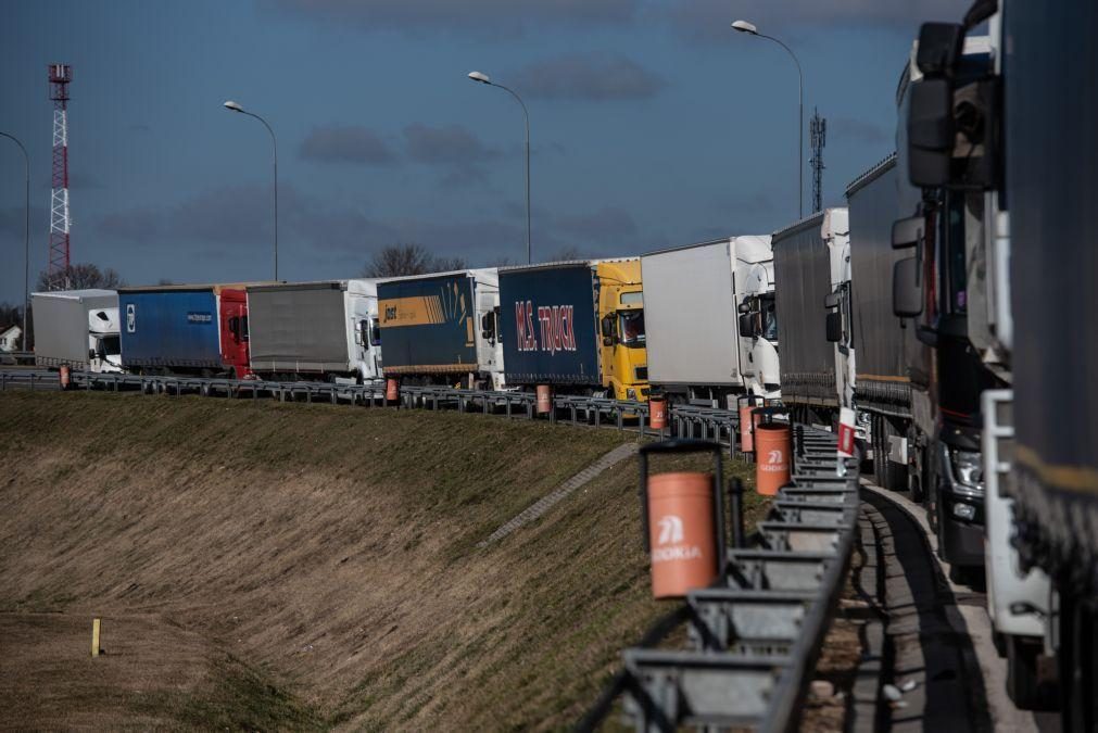 Mais de 20.000 veículos em bloqueio de camionistas na fronteira da Ucrânia com a Polónia