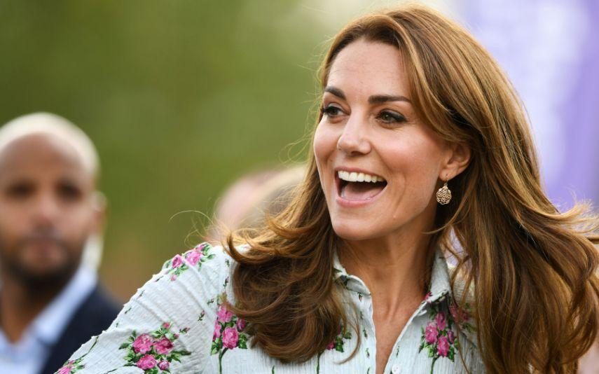 Kate Middleton - Que camuflagem! Princesa conduz veículo blindado vestida a rigor
