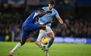 Empate a quatro golos com o Chelsea encurta vantagem do City na liga inglesa