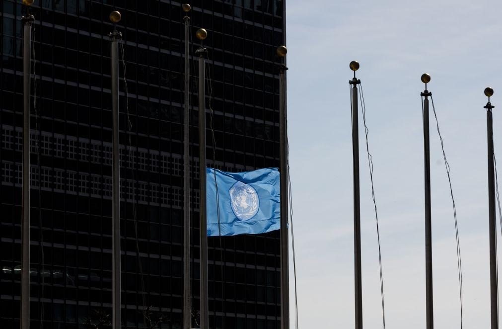 Bandeiras a meia haste nos edifícios da ONU em toda a Ásia por colegas mortos em Gaza