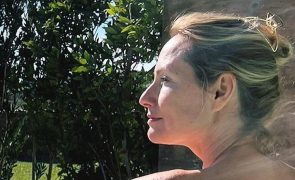 Fernanda Serrano despede-se dos 49 anos com mergulho em topless