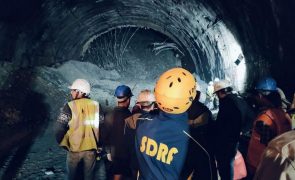 Equipas continuam a tentar resgatar 40 trabalhadores soterrados em túnel na Índia
