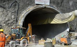 Doentes alguns dos 40 trabalhadores presos em túnel no norte da Índia