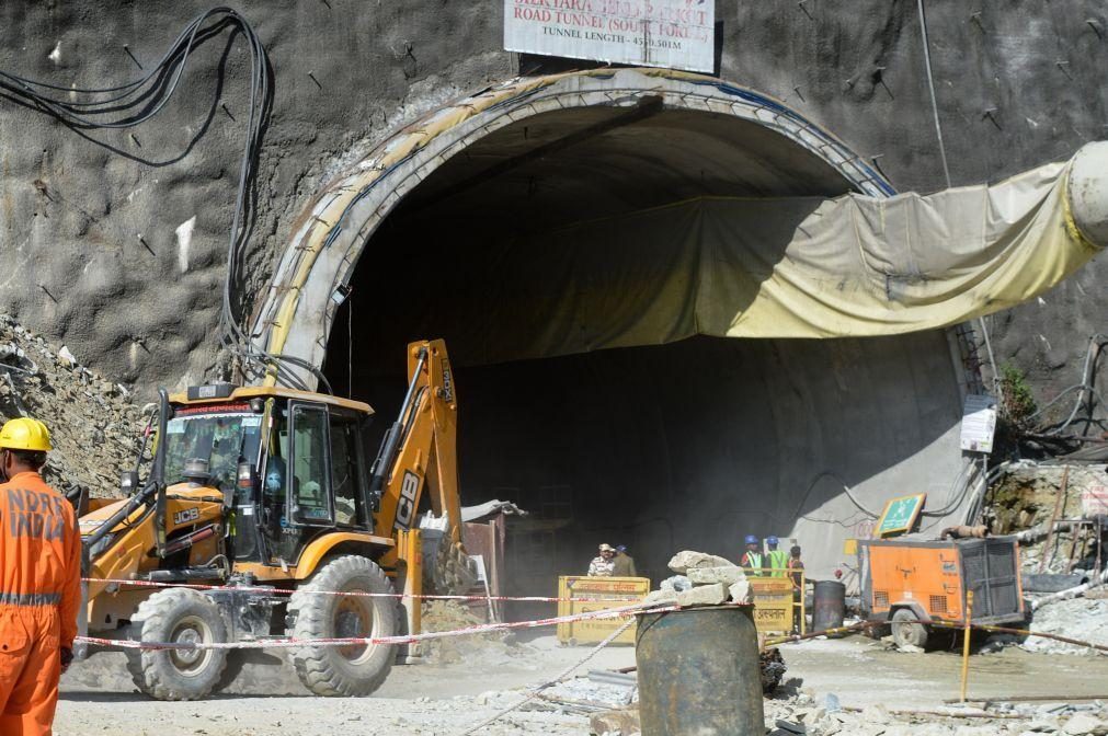 Doentes alguns dos 40 trabalhadores presos em túnel no norte da Índia