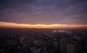 Tropas israelitas em confrontos com Hamas perto do hospital Al Shifa