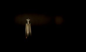 Cristo-Rei ilumina-se de vermelho contra perseguição a cristãos
