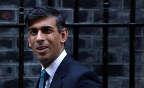 PM britânico admite rever acordos internacionais para desbloquear política anti-imigração