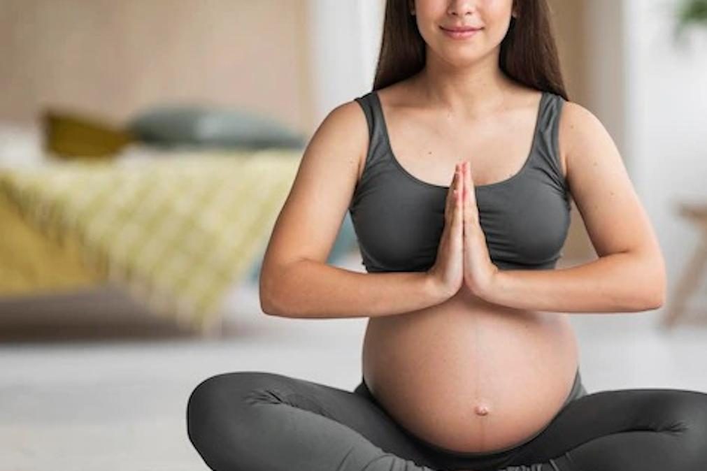 Yoga e gravidez: Como a prática pode ajudar no pré e pós-parto?