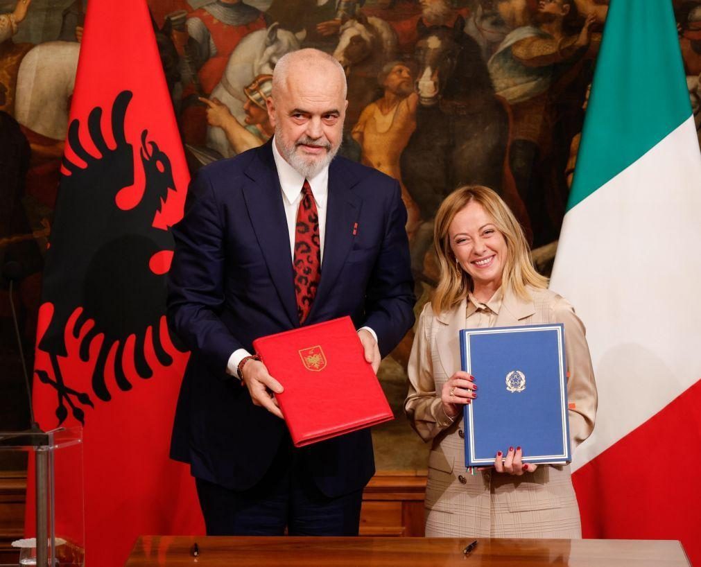 Migrações: Governo da Albânia aprova acordo polémico com Itália