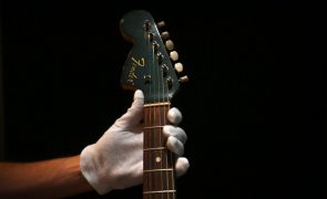 Última guitarra de Kurt Cobain leiloada por cerca de 1,3 milhões de euros