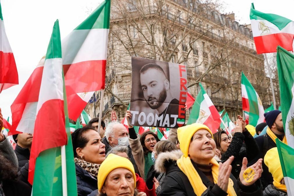 Rapper iraniano que apoiou protestos libertado sob caução