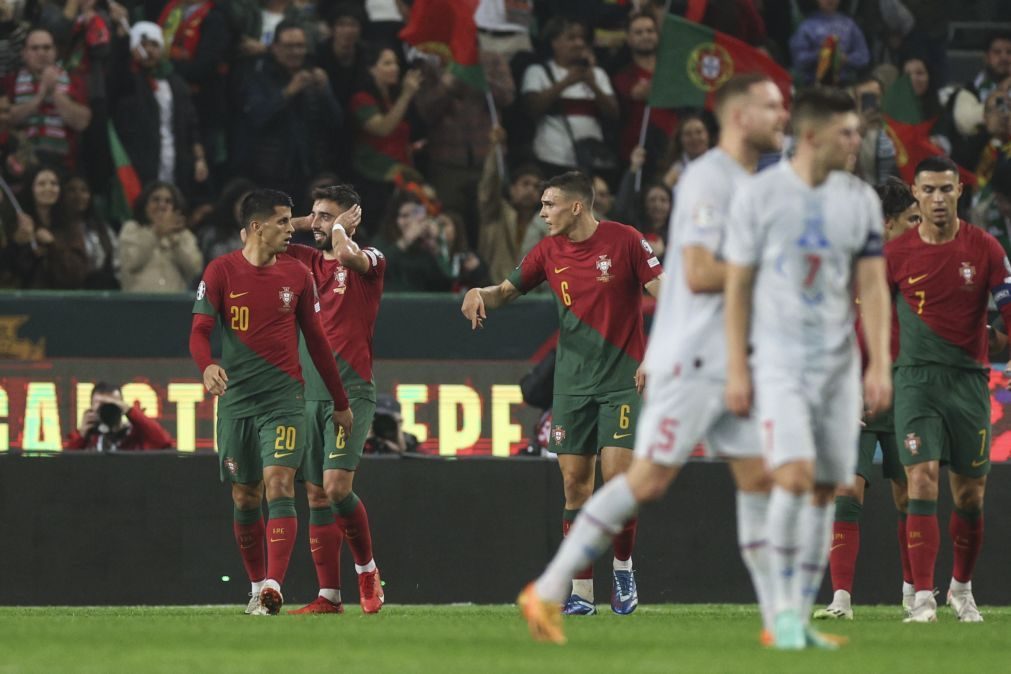 Portugal vence Islândia por 1-0 ao intervalo