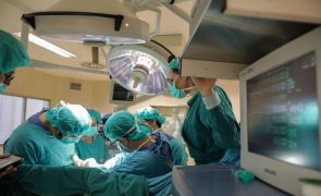 Hospitais de Coimbra realizam a primeira cirurgia endoscópica à coluna vertebral