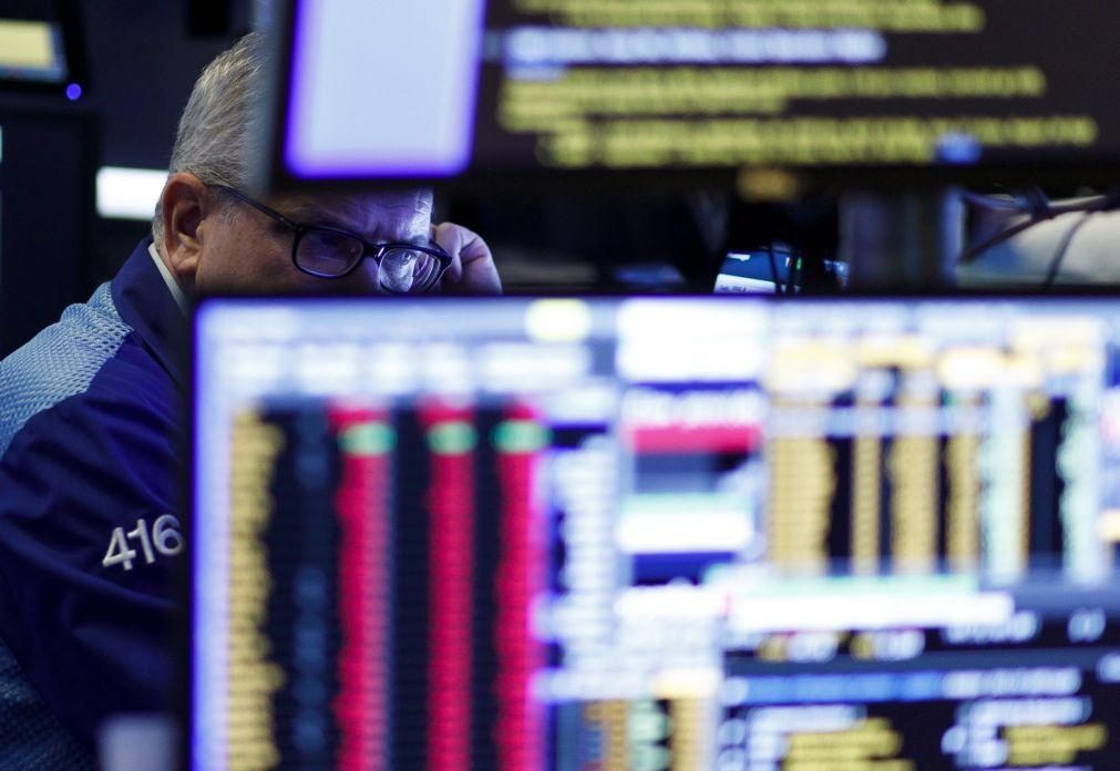 Wall Street fecha em alta tranquilizada com emissão bem sucedida de dívida