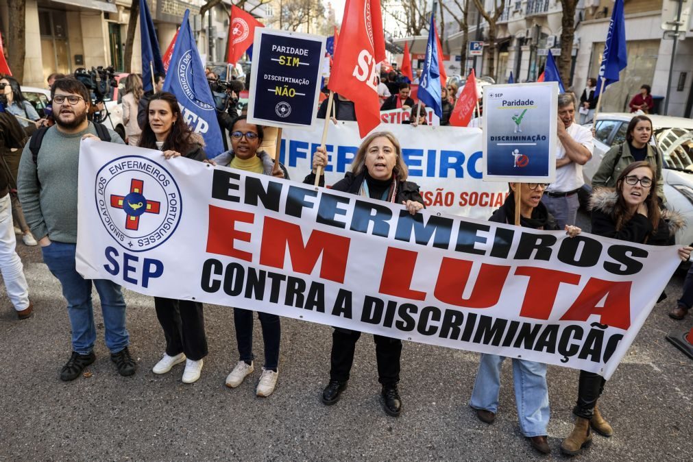 Meia centena de enfermeiros concentrados frente ao Ministério da Saúde