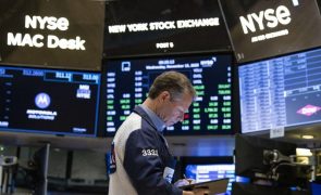 Bolsa de Nova Iorque segue em baixa à espera das atas da Fed