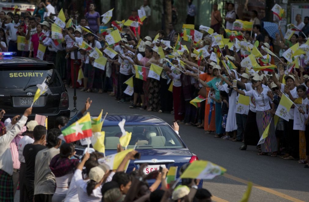 Milhares de católicos birmaneses acolhem Papa com bandeiras e cânticos em Rangum