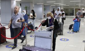 Aeroportos de Damasco e Alepo encerrados há um mês por ataques israelitas