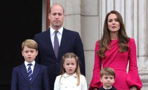 Kate Middleton - Encanta com look de cor que raramente usa mas que está na moda!