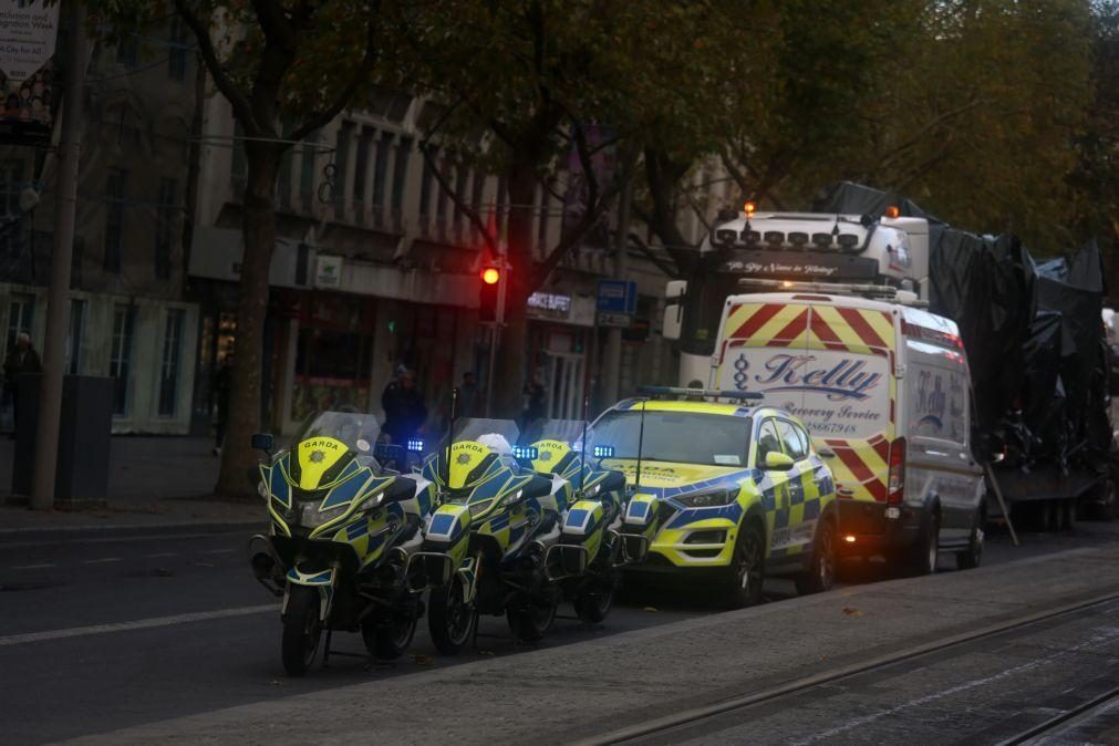 Polícia irlandesa reforça segurança em Dublin depois de distúrbios de 5ª feira