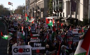 Milhares de pessoas nas ruas de Londres em marcha pró-Palestina