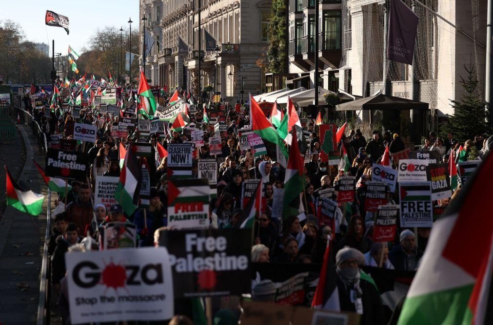 Milhares de pessoas nas ruas de Londres em marcha pró-Palestina