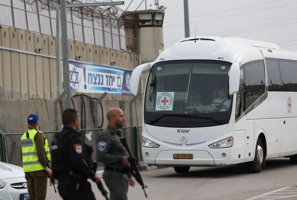 Cruz Vermelha acolhe 17 reféns libertados pelo Hamas, 14 deles israelitas