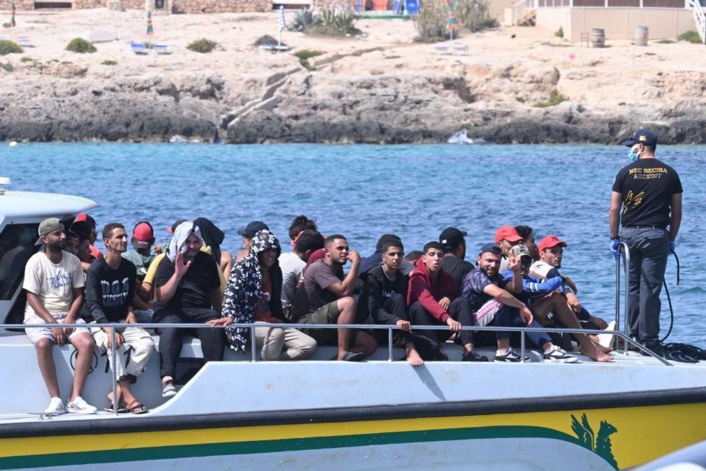 Barco com 573 pessoas desembarca na ilha italiana de Lampedusa