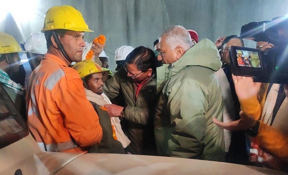 Socorristas retiram primeiro dos 41 trabalhadores presos num túnel na Índia