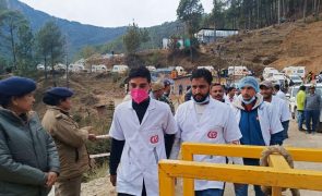 Socorristas retiram 41 trabalhadores presos durante 17 dias num túnel na Índia