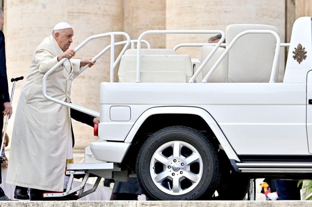 Papa admitiu que não se sente bem mas participou na audiência semanal no Vaticano