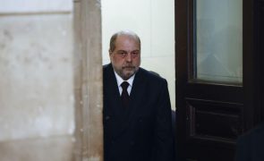 Ministro francês ilibado de abuso de poder num caso sem precedentes