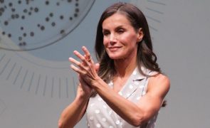 Rainha Letizia - Deslumbra ao trocar saltos altos por uns sapatos com sola ‘track’
