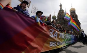 Rússia proíbe ativismo LGBTI+ por extremismo