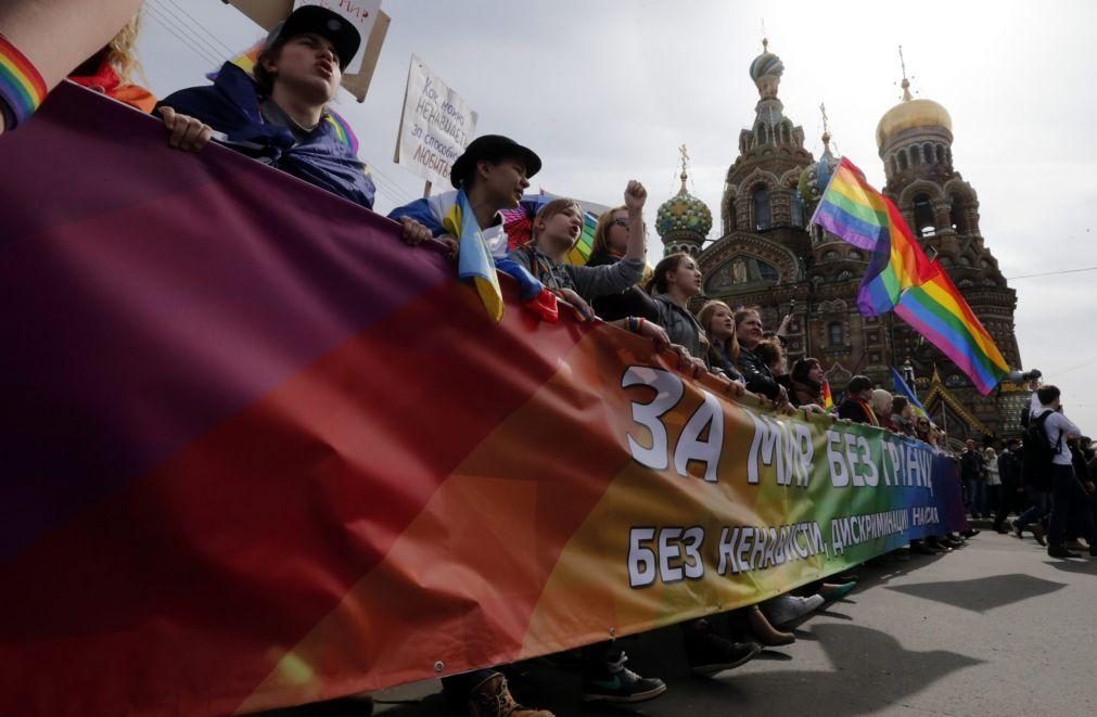 Rússia proíbe ativismo LGBTI+ por extremismo