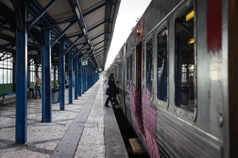 Comissão de utentes exige novos comboios e melhores condições na linha de Sintra