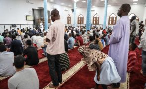 Orações e irmandade atraem angolanos ao Islão mesmo sem reconhecimento oficial