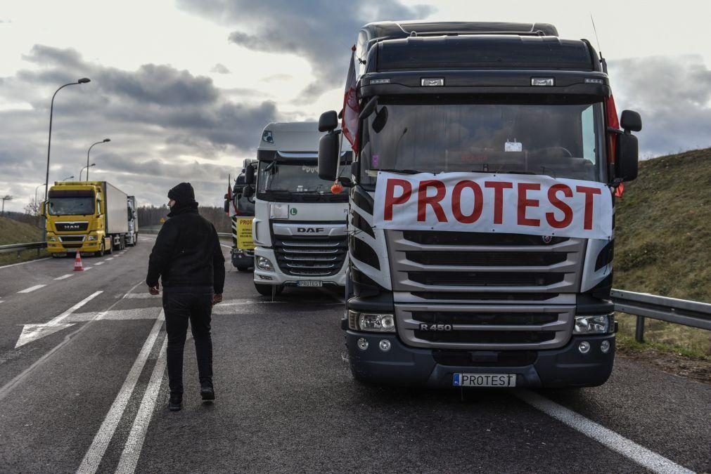 Camionistas eslovacos juntam-se aos polacos e bloqueiam fronteira com a Ucrânia