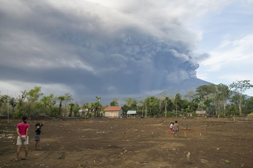 Aeroporto encerrado pelo segundo dia consecutivo devido a vulcão no Bali