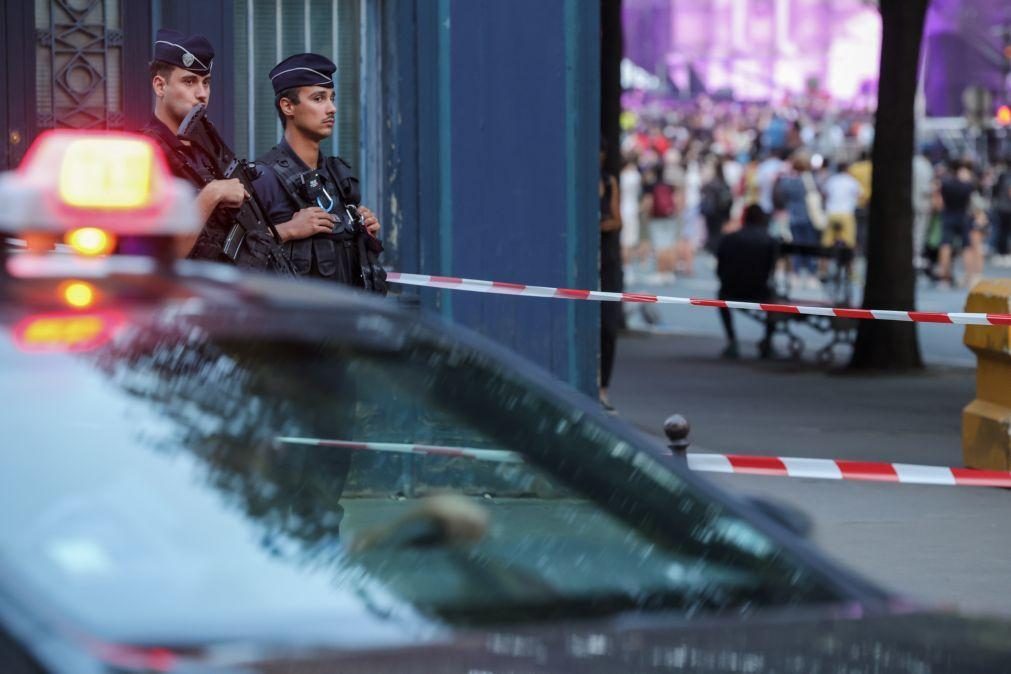 Um morto e um ferido em esfaqueamento em Paris