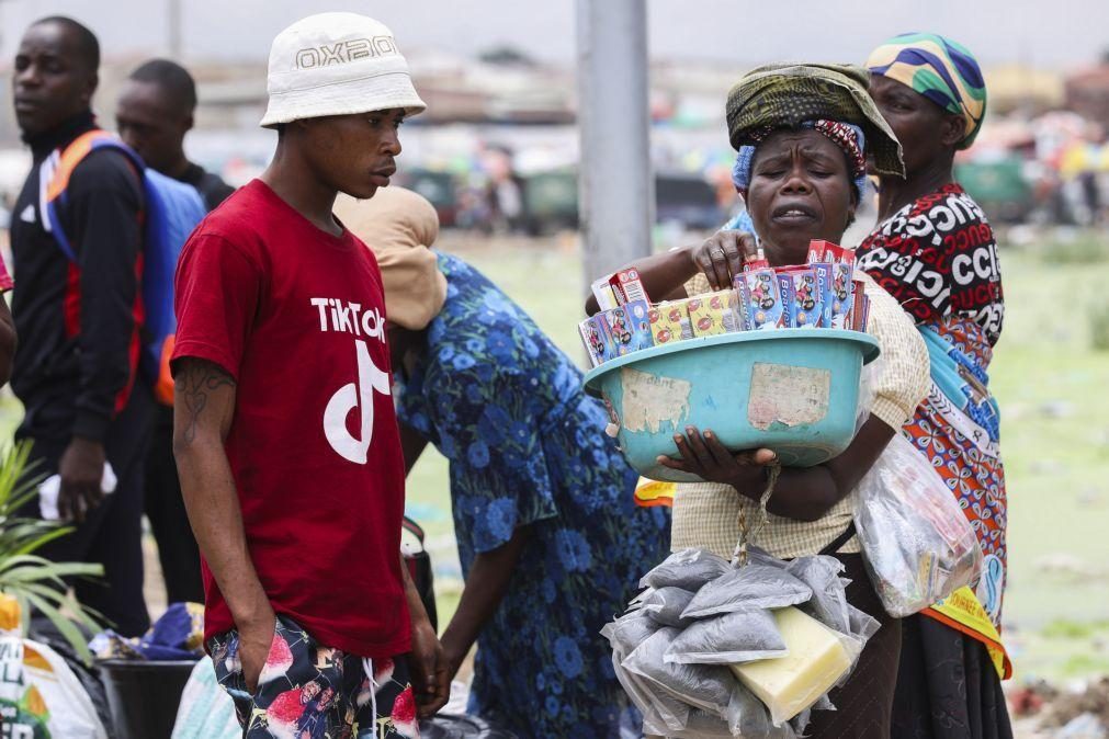 Inflação quebra negócio de vendedores informais angolanos que lamentam 