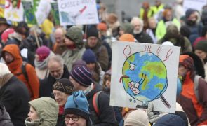 Manifestação pró-combate às alterações climáticas junta milhares em Bruxelas
