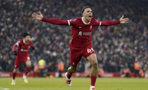 Liverpool dá a volta ao Fulham nos minutos finais e sobe ao segundo lugar