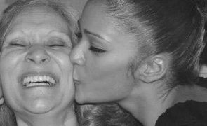Raquel Tavares Chora a morte da mãe: 