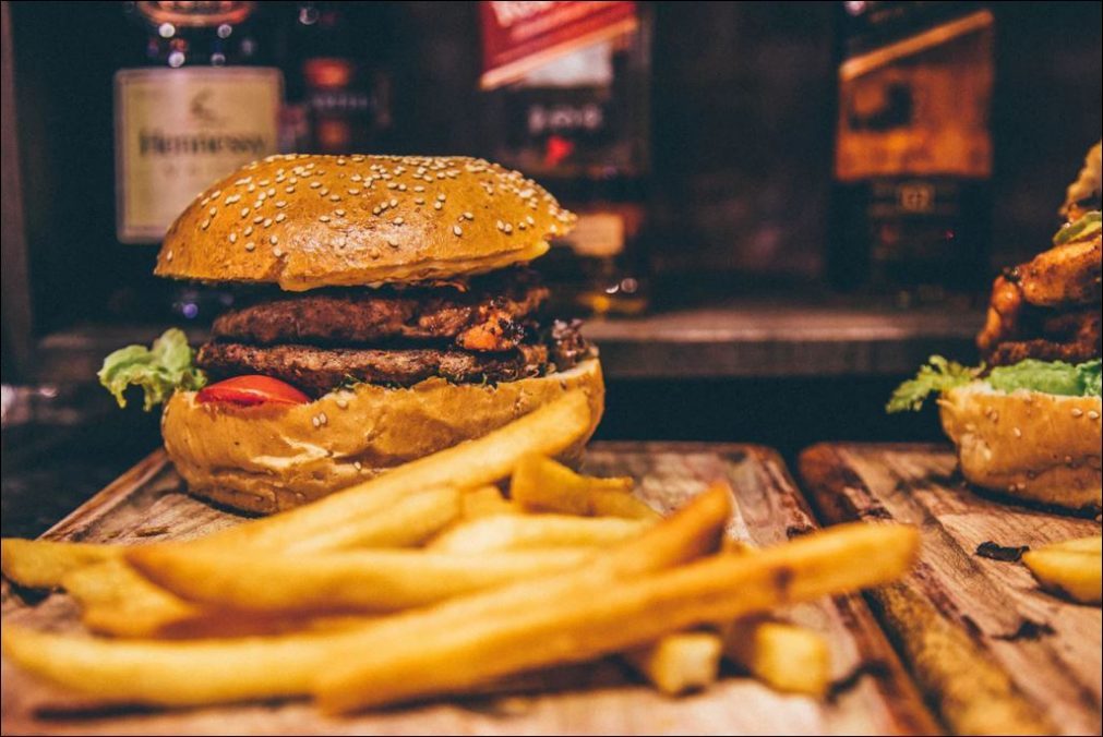 Hambúrgueres do McDonald's ou comida italiana caseira entregues em casa? Já é possível!