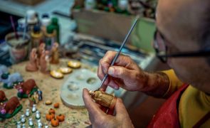 Arte bonecreira mantém os tradicionais presépios nas casas açorianas