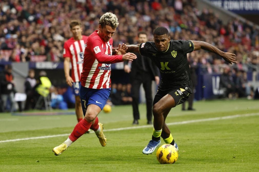 Atlético de Madrid vence com dificuldade lanterna-vermelha e sobe a terceiro