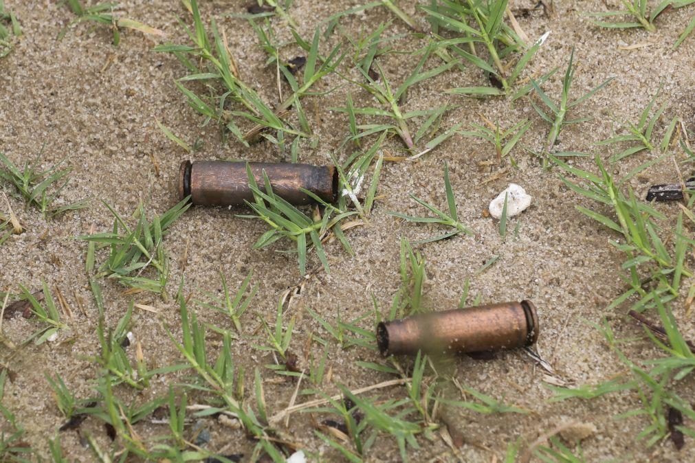 Pais pedem ajuda para retirar bala de perna de criança guineense atingida em confrontos militares