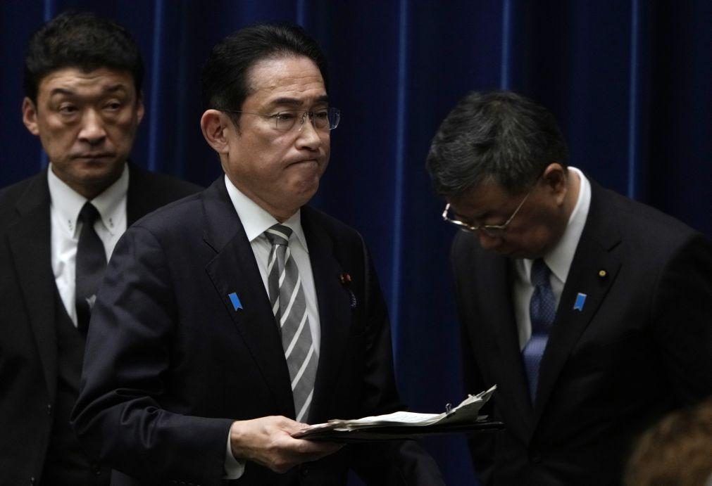 Demissão de quatro ministros em escândalo de fraude financeira no Japão