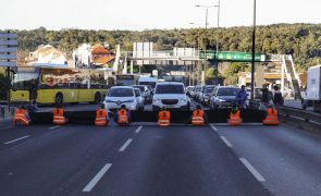 Ativistas do Climáximo bloqueiam entrada de acesso em Lisboa